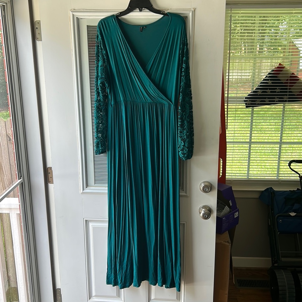 Extra large forest, green maxi with lace sleeves